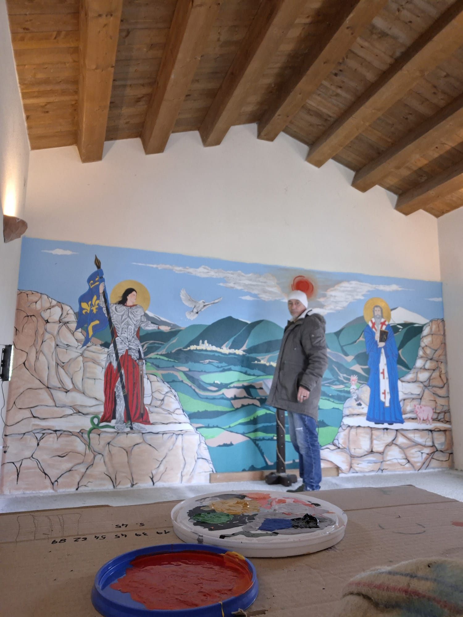 Gabriele Matteucci al lavoro davanti a un murales
